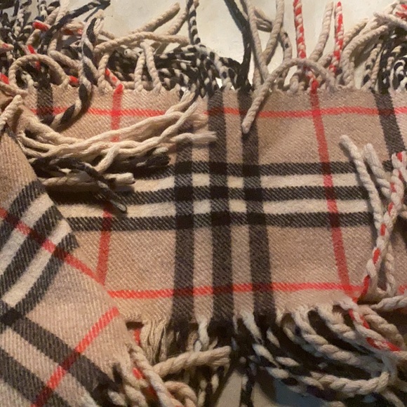 Burberry fringes cashmere scarf EUC. Size 42in long 7in wide pristine condition - Picture 3 of 10